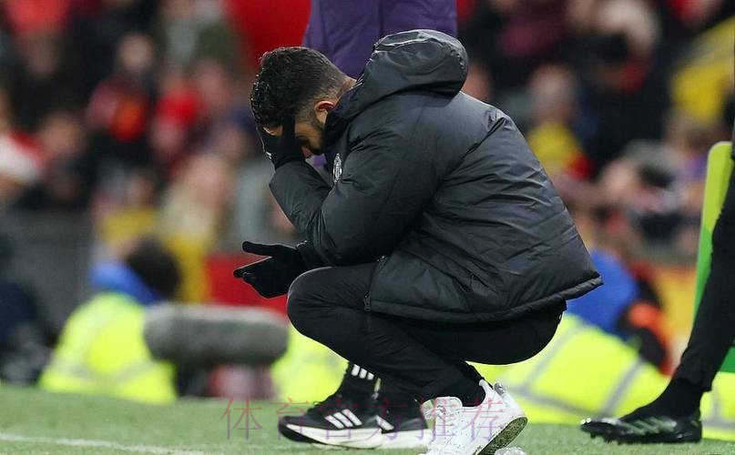 40岁阿莫林蹲地捂脸!执教曼联1周年+输球率近5成 怒批全队:糟糕 40岁阿莫林蹲地捂脸!执教曼联1周年+输球率近5成 怒批全队:糟糕
